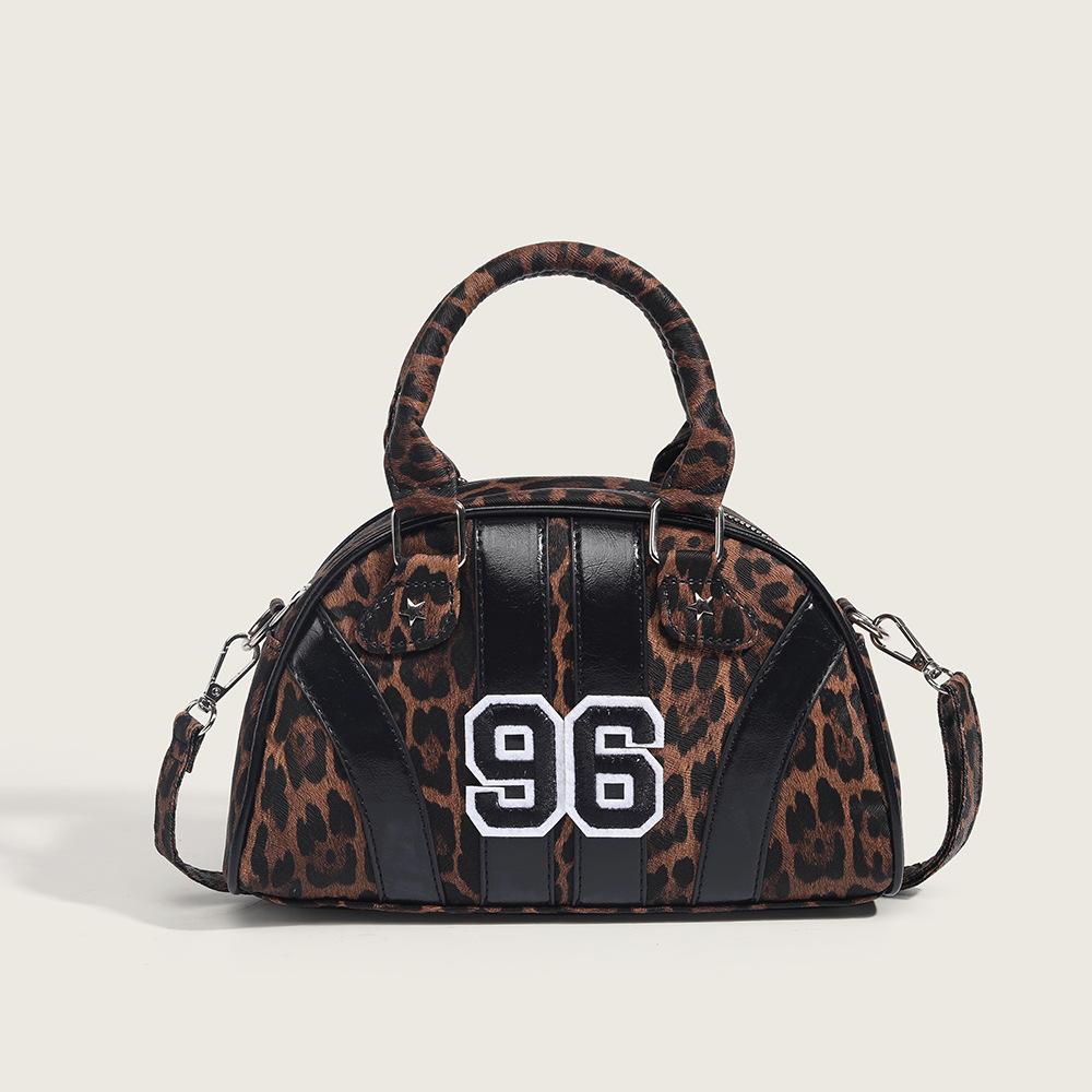 Red hard and three-dimensional striped tote bag with a sense of luxury, suitable for crossbody or hand-held use.