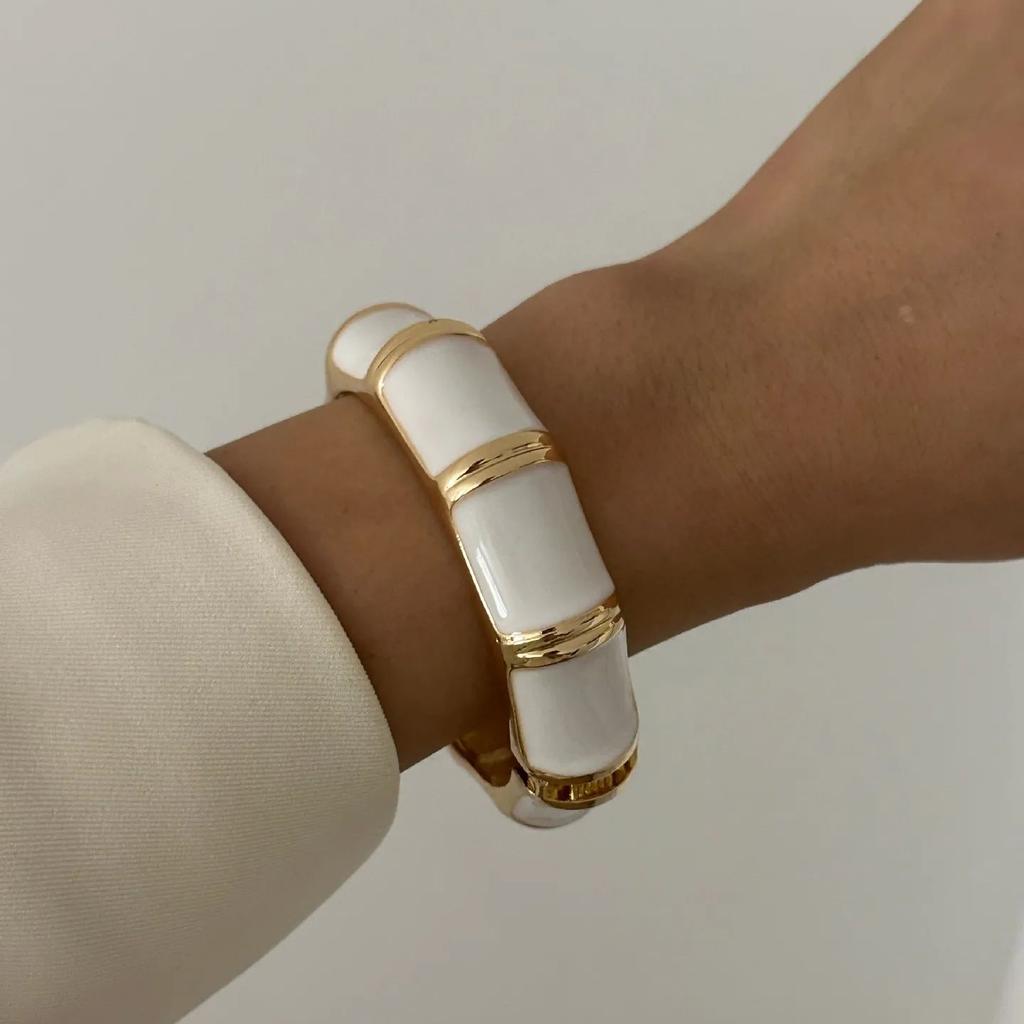 DIEZI Modische Böhmische Schwarz-Weiß-Emaille Armreifen Hip Hop Geometrisch Schwere Goldfarbe Metall Breites Armband für Damen Herren Schmuck