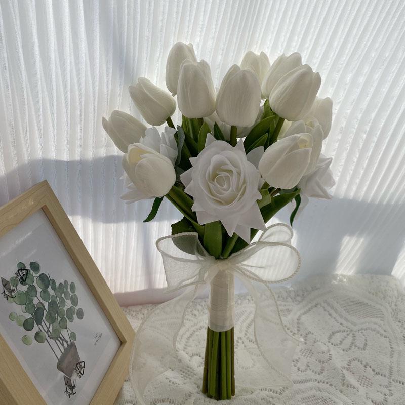 Hochzeitsstrauß im koreanischen Stil: Künstliche Tulpenblumen für die Braut, Ideal für Hochzeitsdekoration & Fotos.