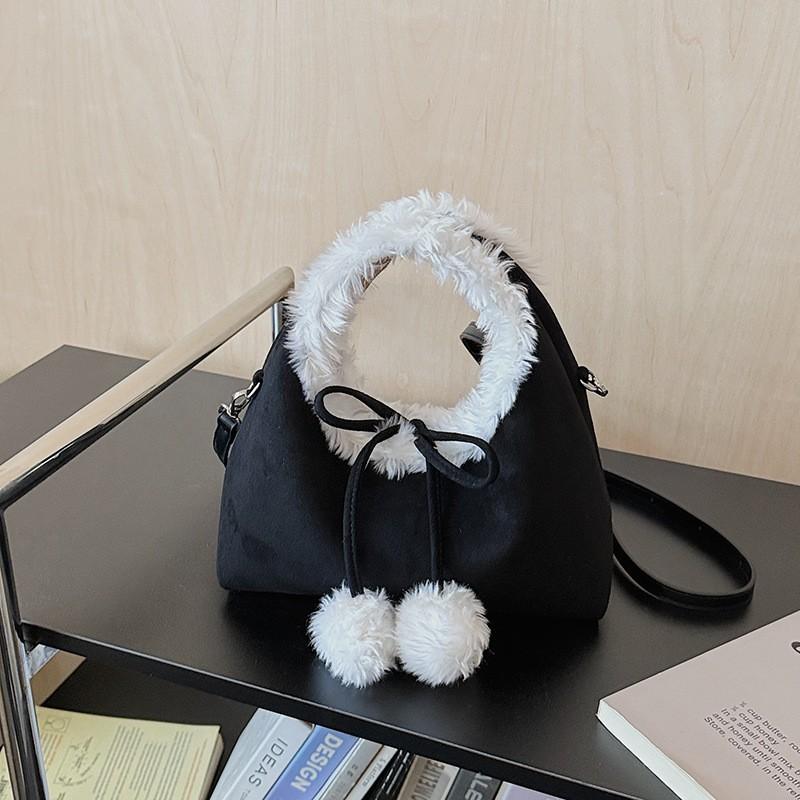 

Cute Plush Bag Female Niche Stitching Lamb Hair Triangle All-matching Light Dumpling Cross-body чорний
