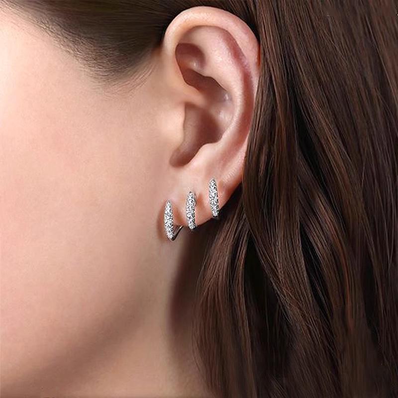 High-End Three-Prong Diamond Stud Earrings for Women - Elegant Curve Design