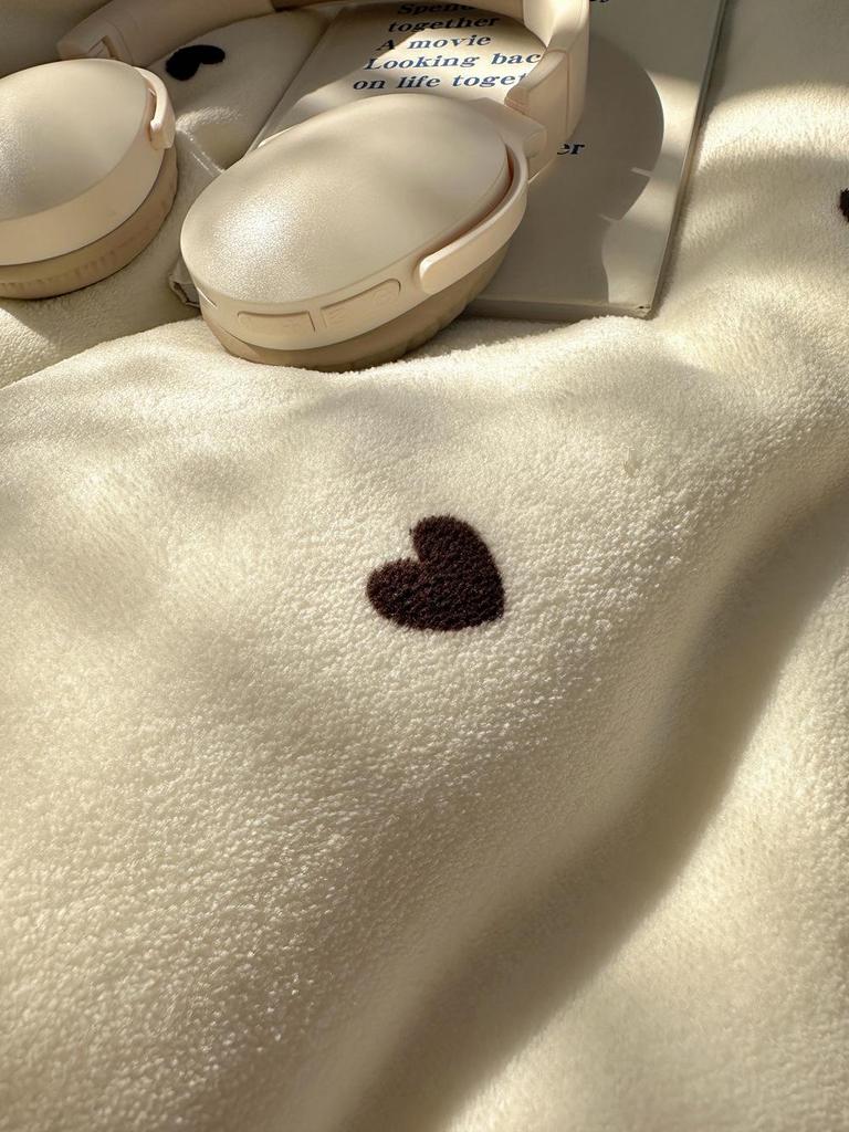 Cherry Lace Overlock Velvet 4-Piece Winter Bedding Set