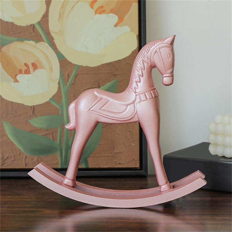 Holz Rosa Schaukelpferd Miniaturfigur Kinderzimmer Dekoration Handgefertigt Europäische Stile Wohnakzent Für Kinderzimmer Geschenk