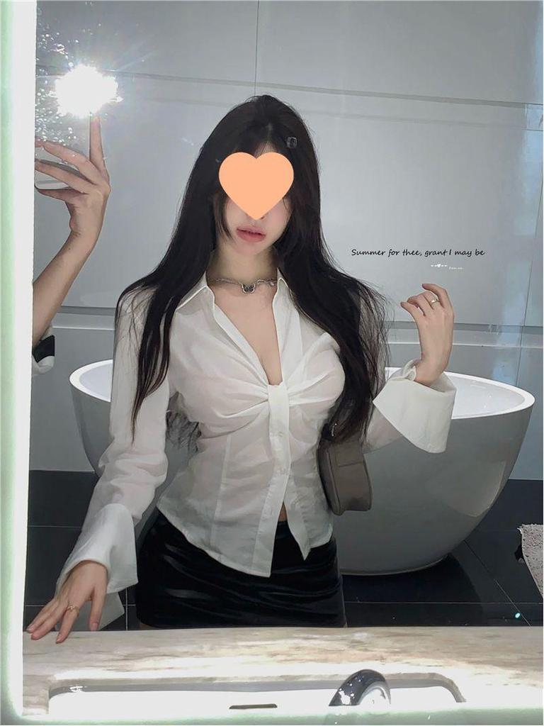 Dámská bílá plisovaná halenka s V-výstřihem a dlouhým rukávem - Francouzský šik, úzký střih