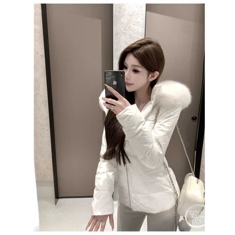 Маленькая талия подчеркивает фигуру, пуховики, куртки с капюшоном и большим меховым воротником. S белый