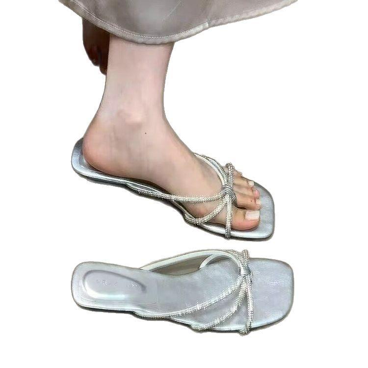 2025 new summer rhinestone soft bottom seaside beach flat bottom clip toe herringbone French small cool slippers women's wear