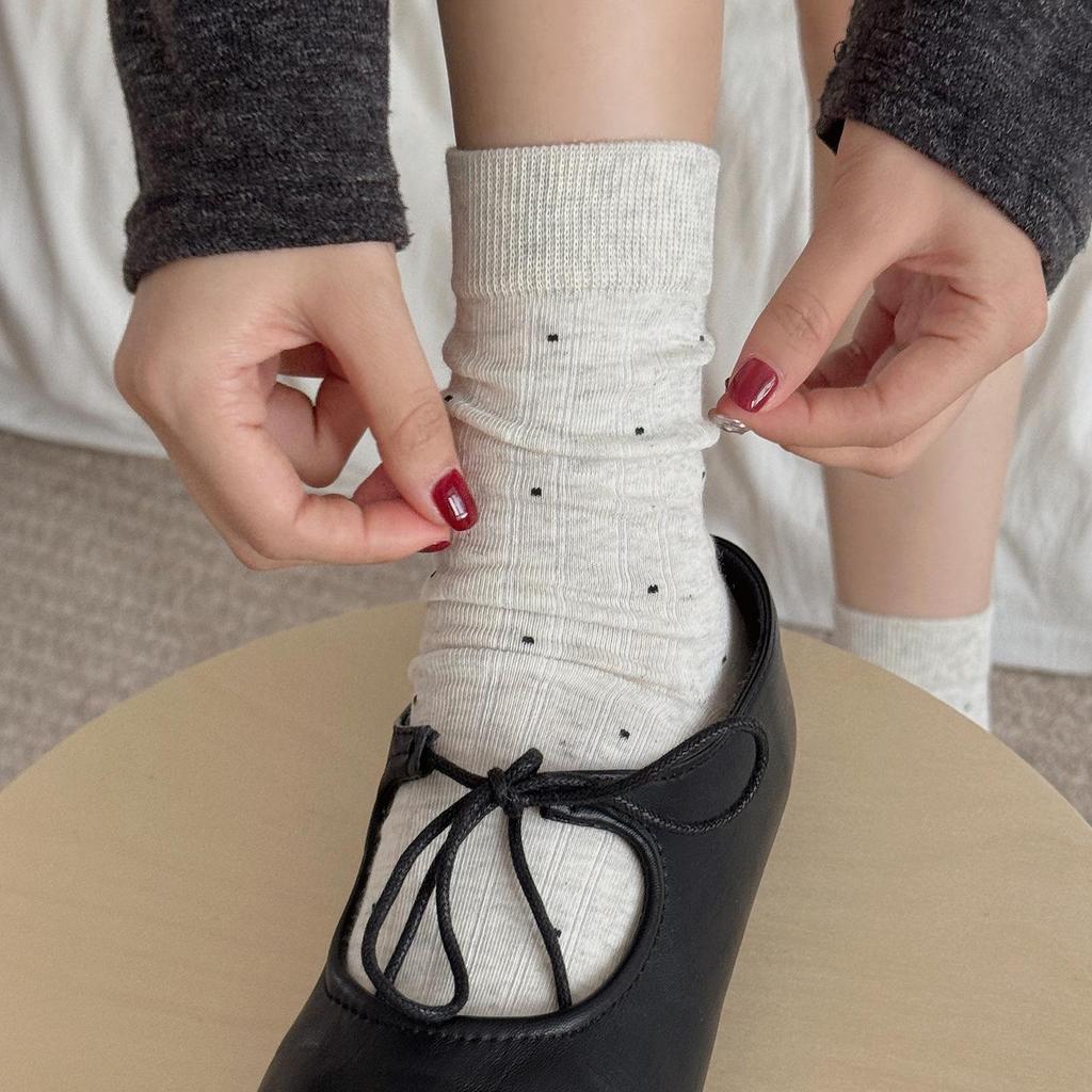 Koreanische gepunktete geraffte Mid-Calf-Socken – Haferflocken, gekämmte Baumwolle, nahtloses Design