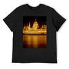 Lange Sluitertijd Nachtfoto van het Prachtige, Beroemde Parlement van Boedapest, Hoofdstad van Hongarije T-shirt