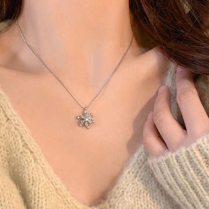 Unique design snowflake necklace women's sweater chain new high-end autumn and winter light luxury niche collarbone chain