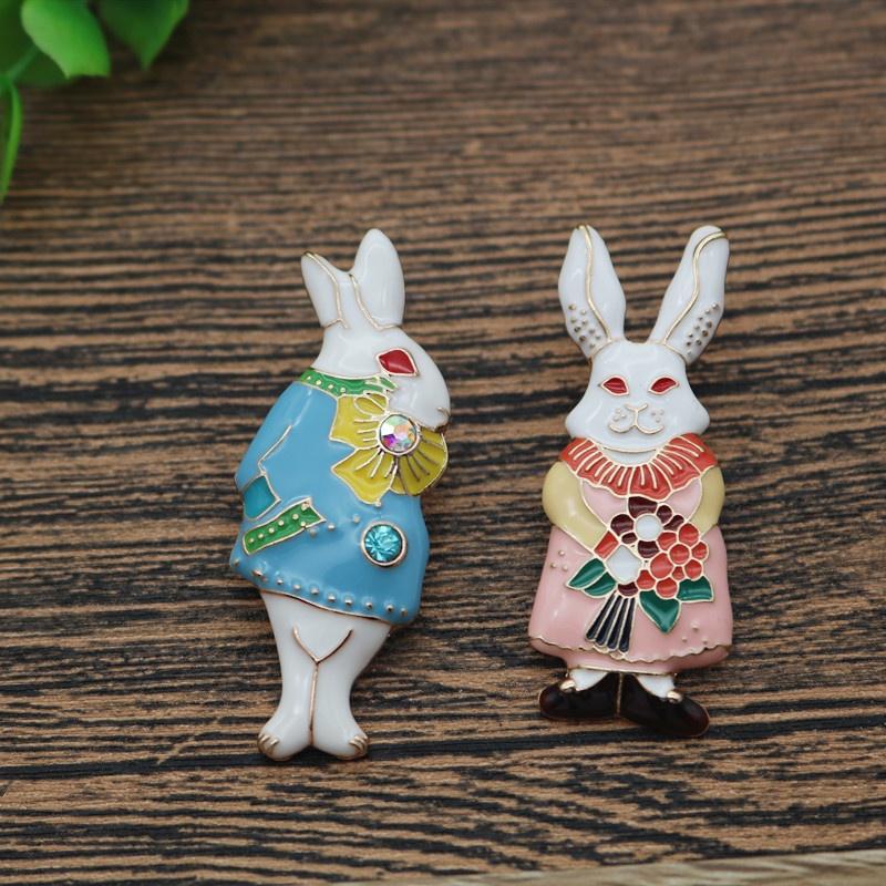Little Bunny Collar Pin Badge Enamel Alloy Corsage Cartoon Animal Rabbit Brooches Vintage Scarf Buttoning for Woman Suit Pins