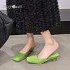 Mode Luxus Grün Satin Seide Pantoletten Frau Markendesign Dreieck Absatz Sandalen Damen Elegant Eckige Zehenpartie Abendparty Kleidschuhe