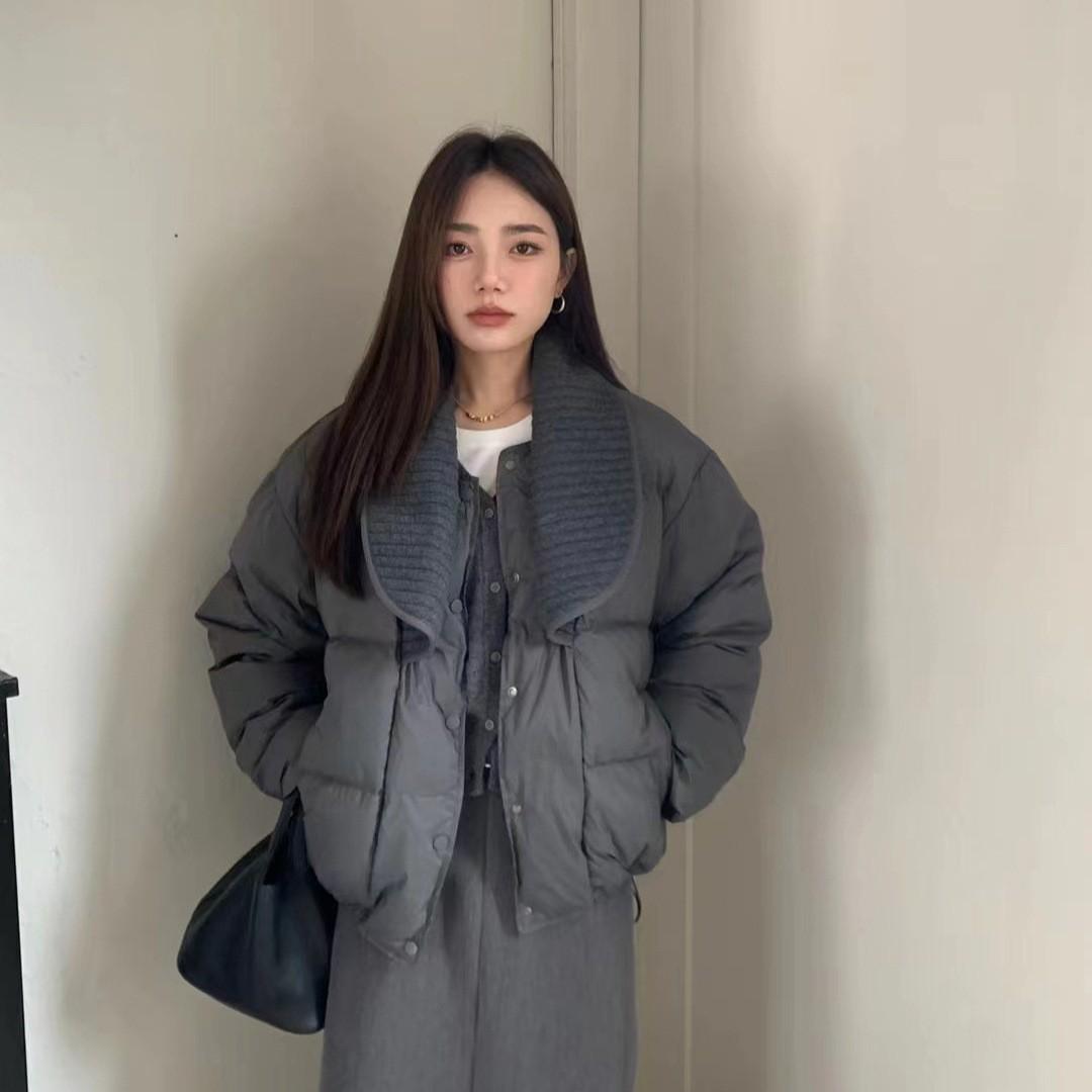 

Knitted lapel down jacket women s short 2025 winter new fashion loose splicing warm small bread M сірий колір