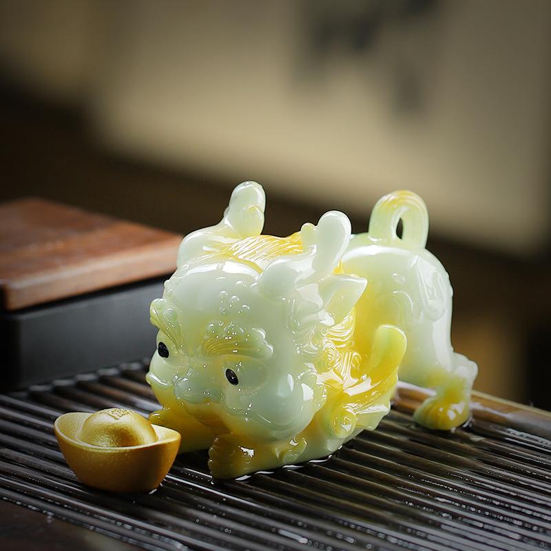 New Tea Table Desktop Decoration Pixiu Holding Gold Ingots Color Changing Tea Pets Kung Fu Tea Set Accessories Decoration Gift