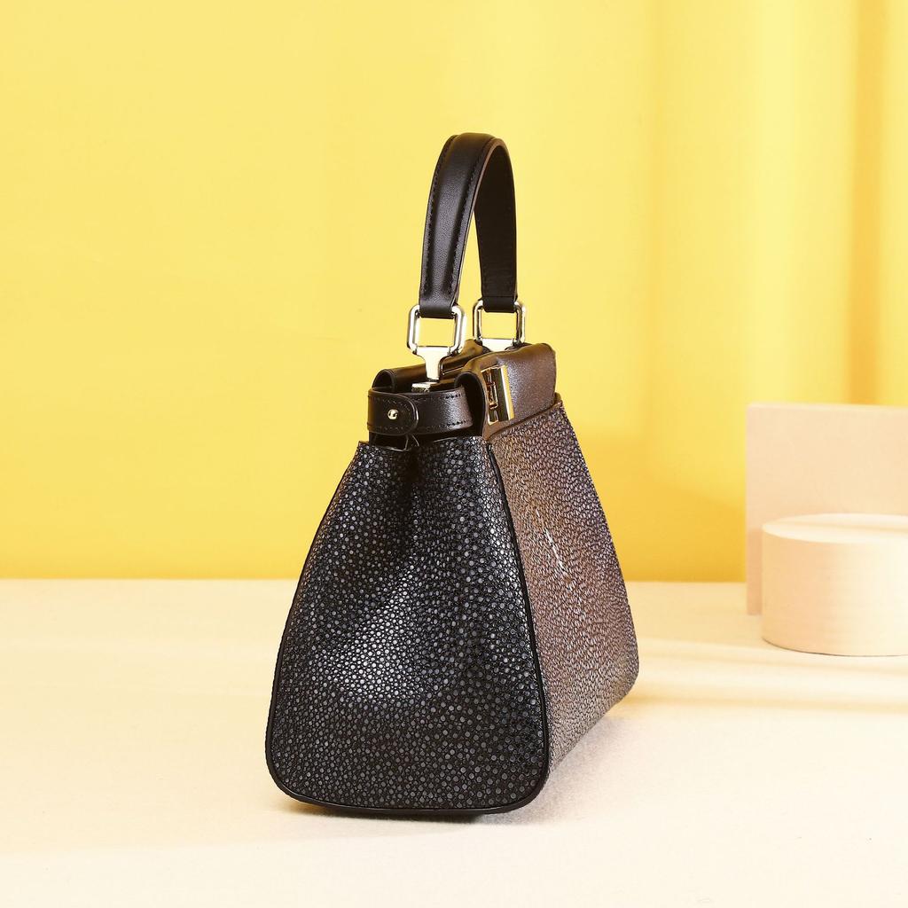 Eine klassische High-End-Damenhandtasche mit einem glänzenden Perlfischmuster, modisch und praktisch. Es eine Umhängetasche