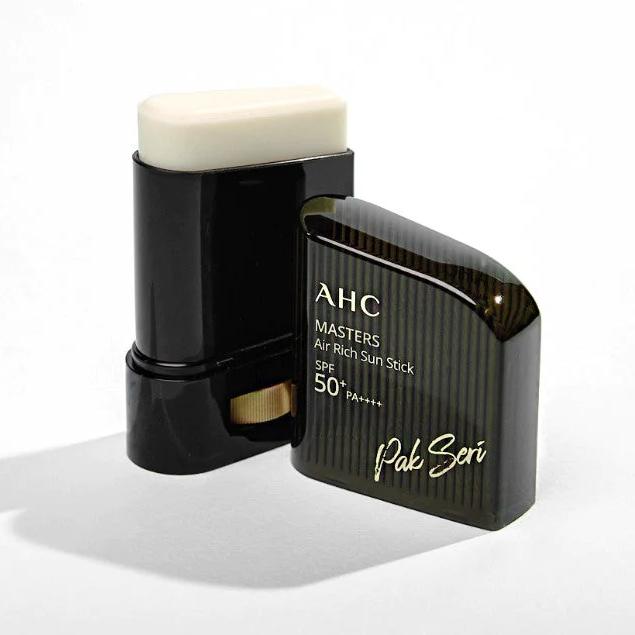 

AHC Masters Air Rich Sun Stick SPF50+PA++++ 22г, защищает кожу от УФ-лучей и оказывает увлажняющее и успокаивающее действие. 1PC