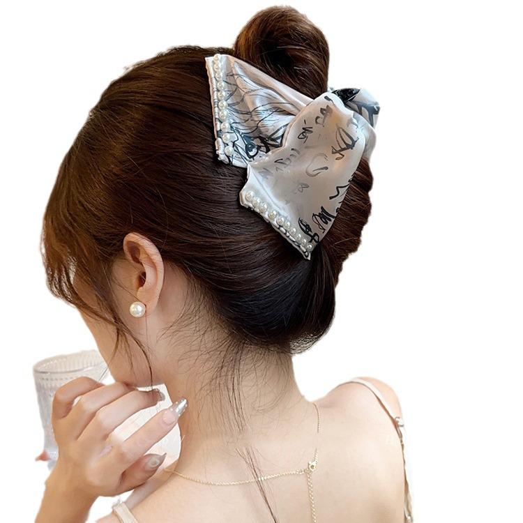 Retro Chinese Triangle Pearl Hair Claw - National Tide Fashion Shark Clip for Elegant Updos