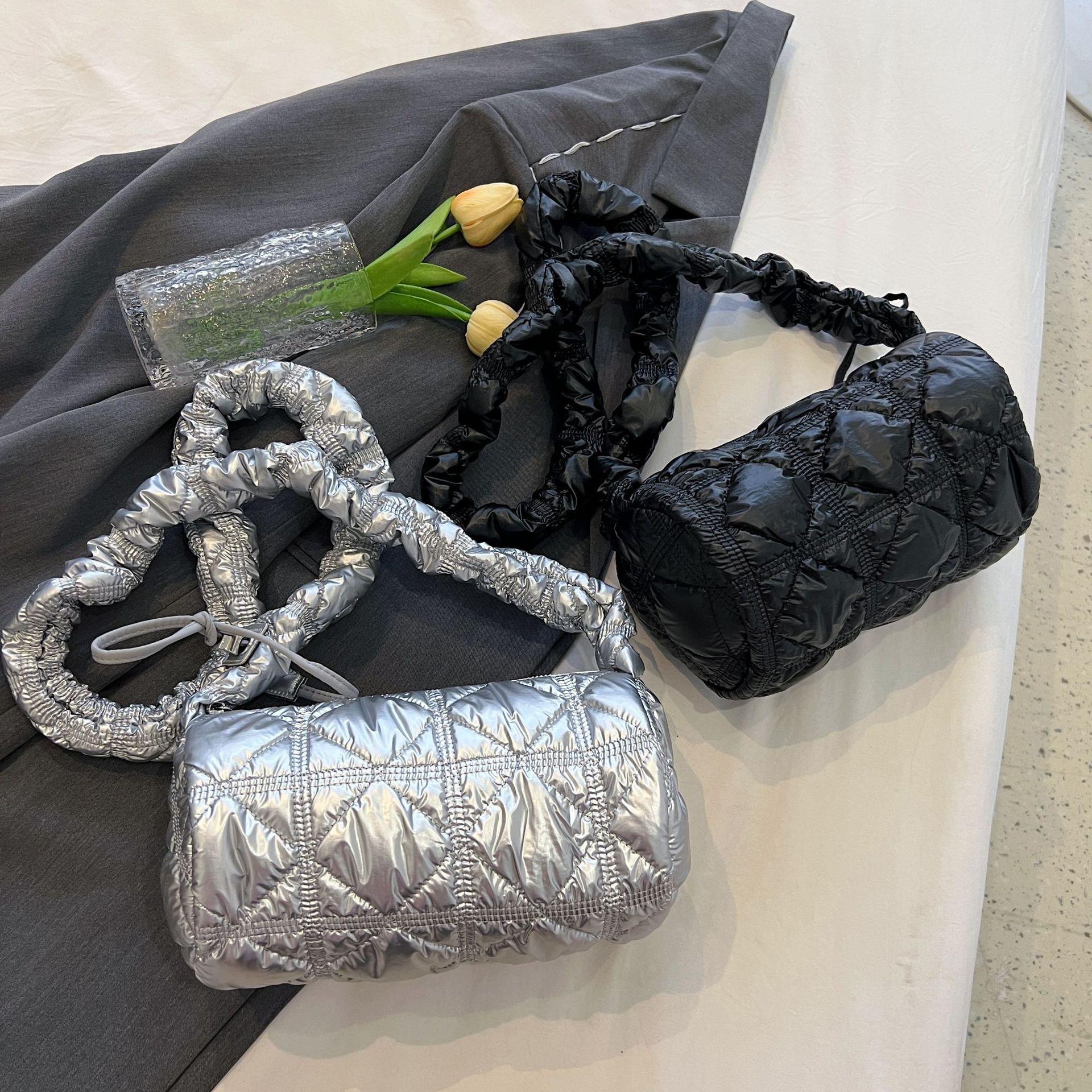 

New cloud bag, pleated bag, shoulder bag, messenger bag, pearlescent glossy premium diamond bag, women s bag. чорний