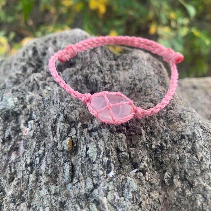 

Браслет из натурального розового кристалла, плетеный вручную, ремешок для ношения кристалла из необработанного камня, в подарок подругам, нишевый браслет «Цветение персика», летние украшения для рук Pink Crystal Bracelet Powder Rope