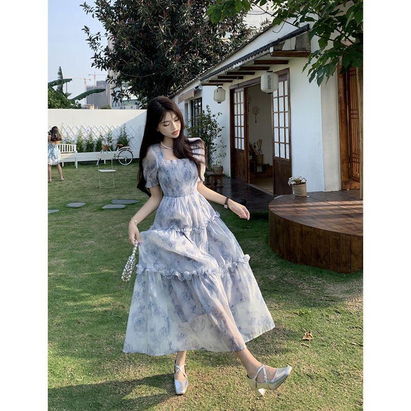 Blaues Retro-Kleid mit Blumenmuster und quadratischem Ausschnitt und Ohrringen – Sommerstil für Damen, schlanke Taille, lange Länge, Feenwald-Look.