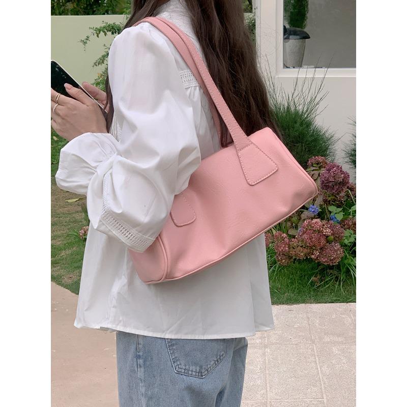 

The Underarm Baguette Bag Is A Versatile and Casual Commuter Handbag and Shoulder Bag рожевий