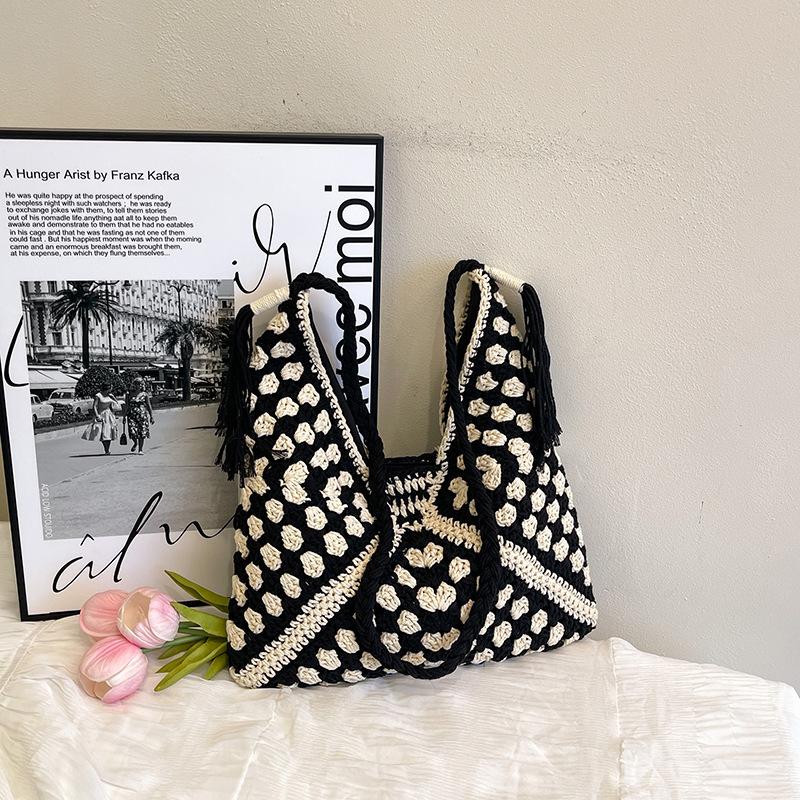 

Summer simple woven shoulder bag versatile pastoral 2025 woven bag vacation leisure bucket bag women s bag чёрный