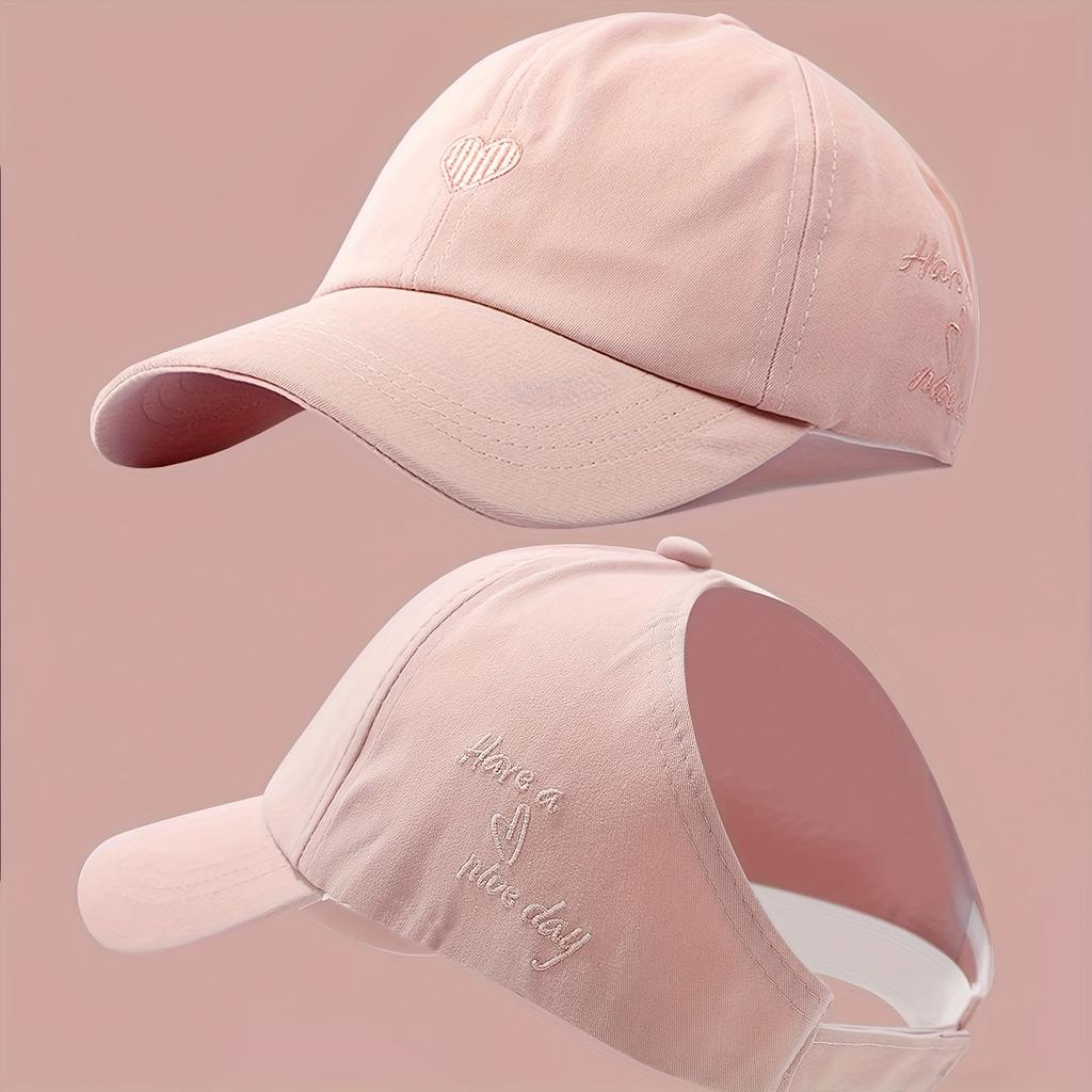 Casquette de baseball pour femme avec trou pour queue de cheval, chapeau de soleil d'été brodé en forme de cœur, respirant et confortable pour un usage quotidien