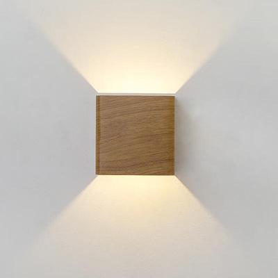Modern LED-vägglampa med trästruktur