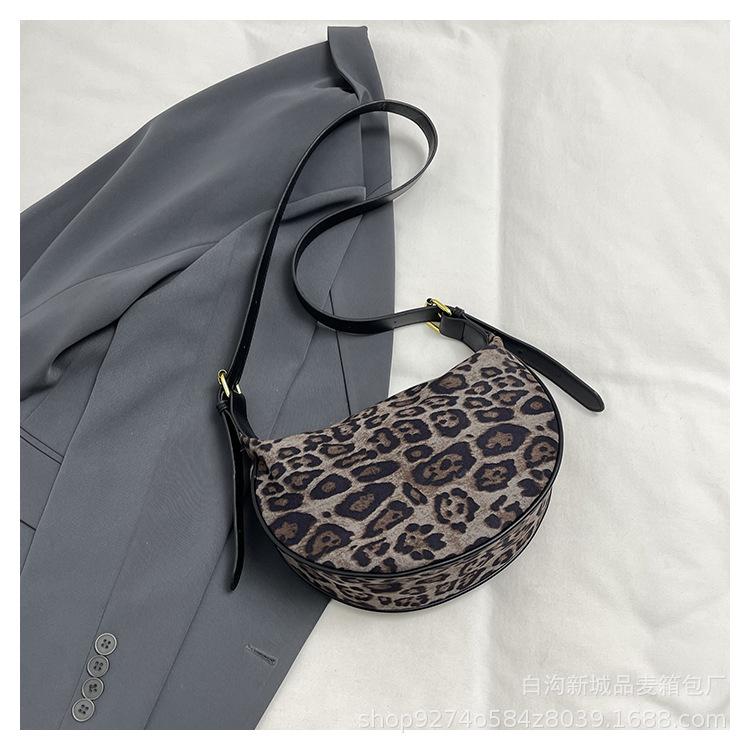 

Korean version leopard print underarm bag women s 2025 new autumn and winter retro matte suede dumpling bag shoulder messenger bag чорний