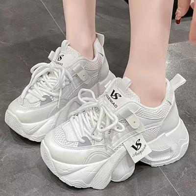 Kleine Frauen mit sichtbaren Füßen, neue atmungsaktive Mesh-Sneaker für den Herbst, dicksohlige kleine Leute werden größer