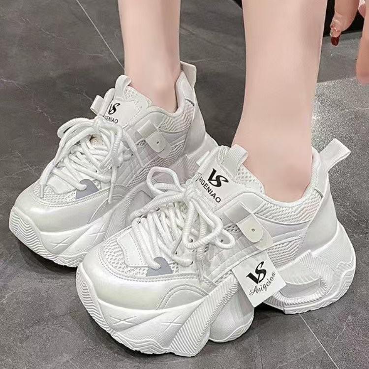 Small women with visible feet, new breathable mesh sneakers in autumn, thick-soled small people increase in height