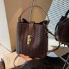 Fashion hand carrying bucket bag women's autumn and winter new niche simple casual woven shoulder messenger bag