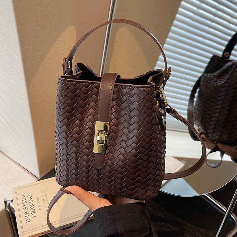 Fashion hand carrying bucket bag women's autumn and winter new niche simple casual woven shoulder messenger bag
