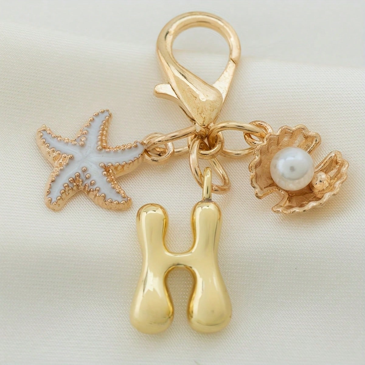 

A Vintage Golden Bohemian Keychain Featuring Starfish And Shell Decorations, Perfect As a Delicate Gift for Birthdays Or Anniversaries золотистый