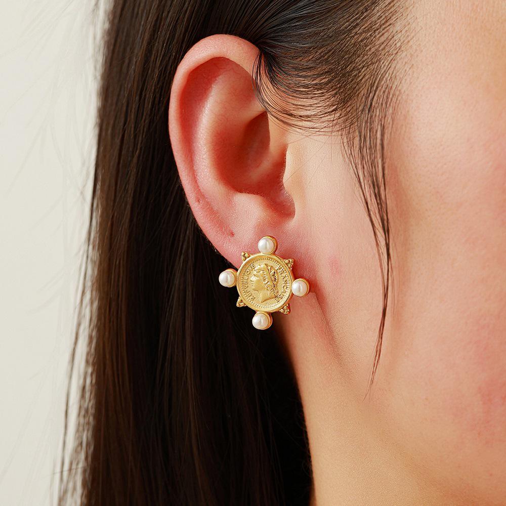 Ying Tai High Polish 18K Gold Queen Portrait Retro Stud Earrings - Stainless Titanium Steel, Fade-Resistant.