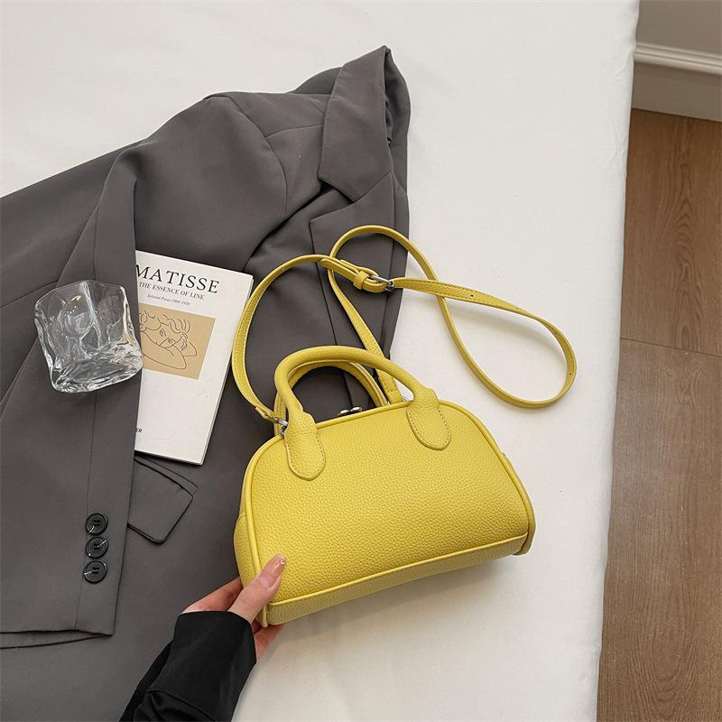 Fashion messenger bag niche casual small square bag women's 2025 summer new hand carry simple commuter shoulder bag