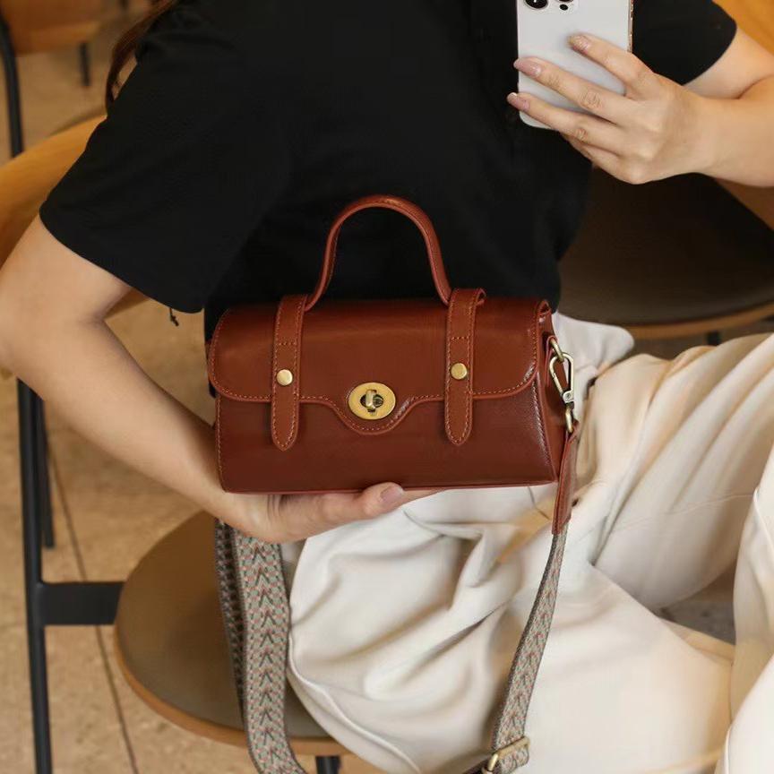 Summer Fashion Genuine Leather Small Bag Women's Baguette Bag with Casual Texture Plant Tanned Head Layer Cowhide Women's Bag Crossbody Bag