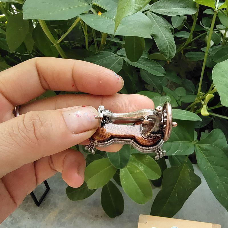 1Pc Hand-cranked Sewing Machine Model, Simulation Model Scene Retro 1870s Mini Statues and Ornaments