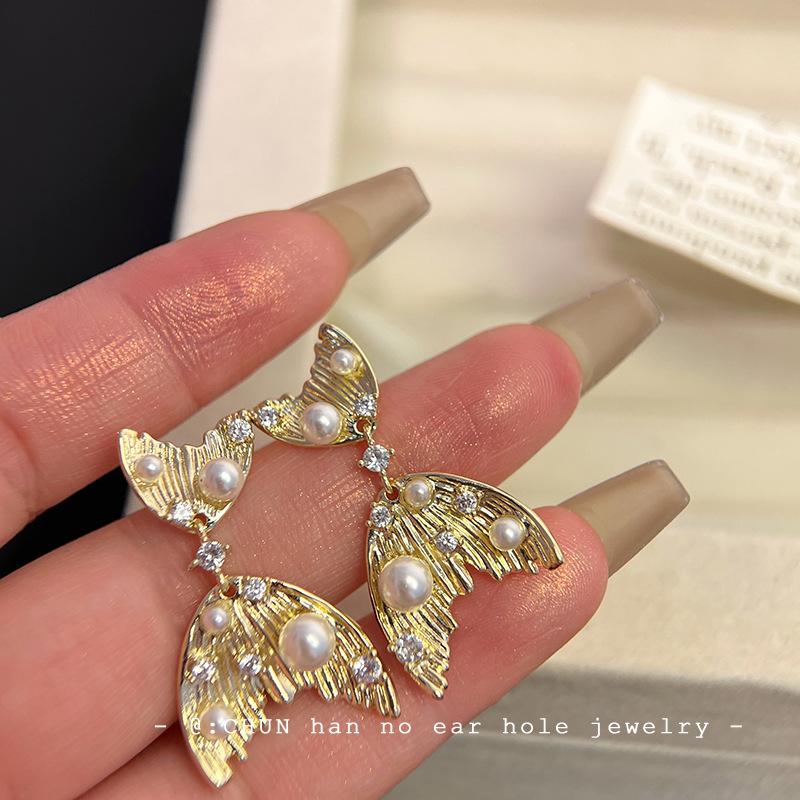 

Gold fishtail pearl ear clips without ear piercings, high-end sense niche unique earrings, long mosquito coil disc earrings.