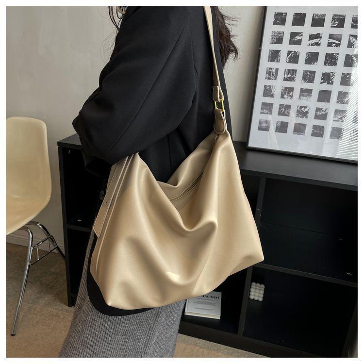 Black Bag Women's Autumn and Winter New Fashionable Large-capacity Shoulder Messenger Bag Casual Versatile Commuter Tote Bag