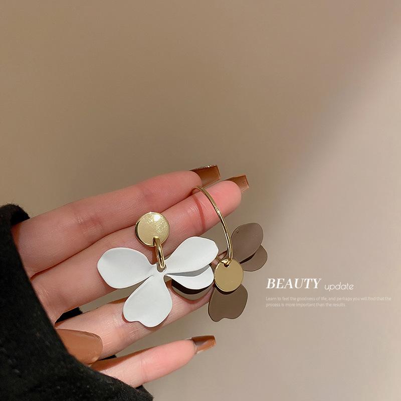 Boucles d'oreilles asymétriques fleur de Mori coréennes ins simples petites fraîches boucles d'oreilles tempérament boucles d'oreilles douces
