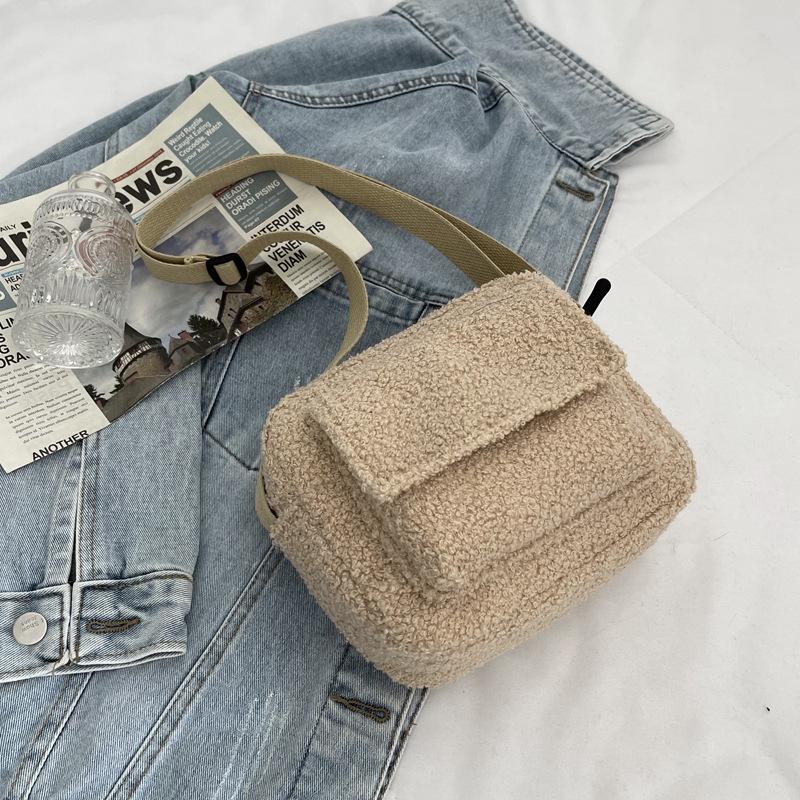 Sac bandoulière en laine d'agneau style coréen - Automne/Hiver 2025 Sac à bandoulière carré tendance de petite taille et de couleur unie