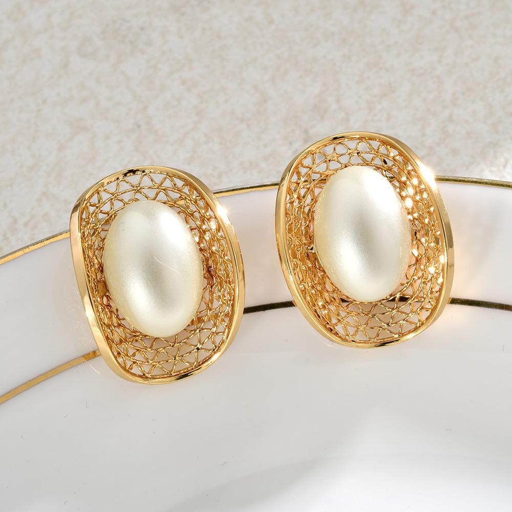 

Trend niche design sense retro court style oval red pearl hollow stud earrings fashion personality temperament earrings
