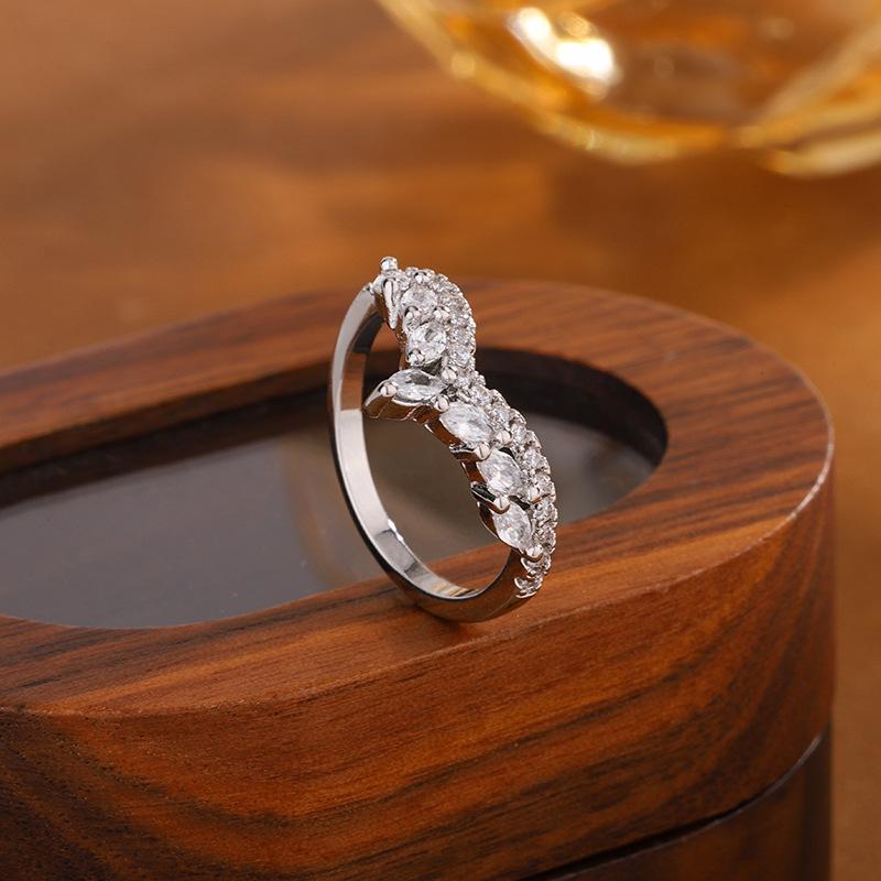 Sparkling Diamond Crown V-shaped Ring  Silver Plated White Gold Horse-eye Diamond Ring For Lady Party Birthday Jewelry Gift