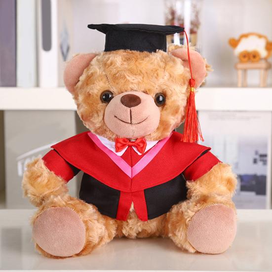Plyšový medvídek absolvent 2025 s talárem, čepicí a střapcem, roztomilý hnědý absolvent