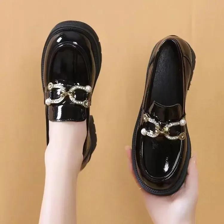 2024 Nuove Scarpe Singole di Grande Successo Pelle Verniciata Stile Britannico Suole Spesse Aumentano Mocassino Slip-on Scarpe da Donna