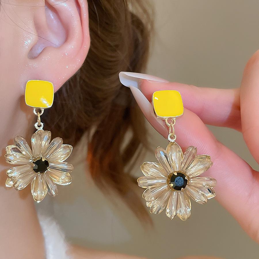 

Crystal Flower Pendant Earring for Women 2025 Temperament Dangle Earrings Exquisite High-end Holiday Girl Accessories