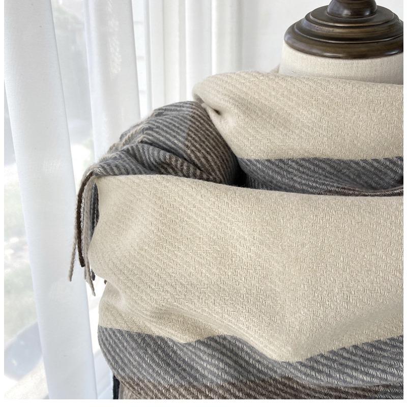Sciarpa da donna elastica morbida a quadri a righe invernale calda con finiture a nappa, accessorio di moda versatile per uscite casual e clima freddo