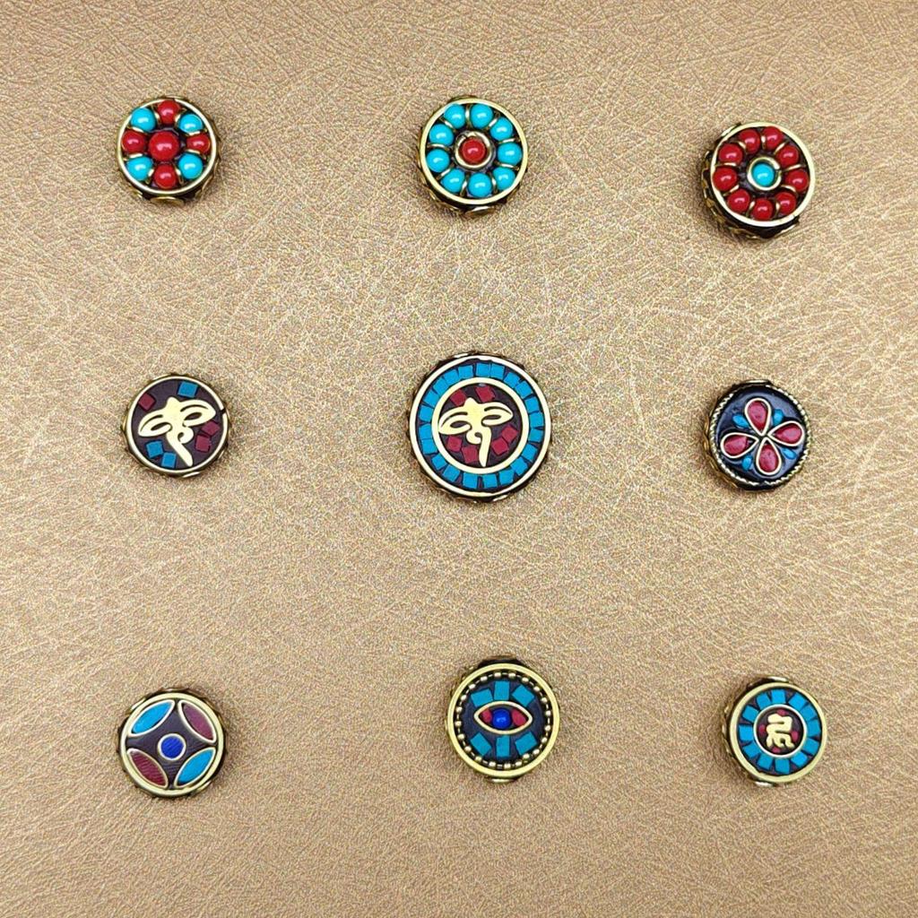 Nepalski Ręcznie Robiony Naszyjnik z Sześciosylabową Mantrą z Mosiężnymi Inkrustowanymi Koralikami