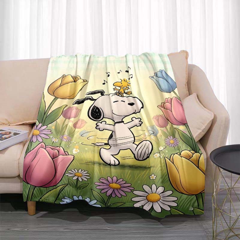 Cute Snoopy print soft and warm blanket, perfect for naps, sofas, beds, camping trips, the office, birthday and holiday gifts.