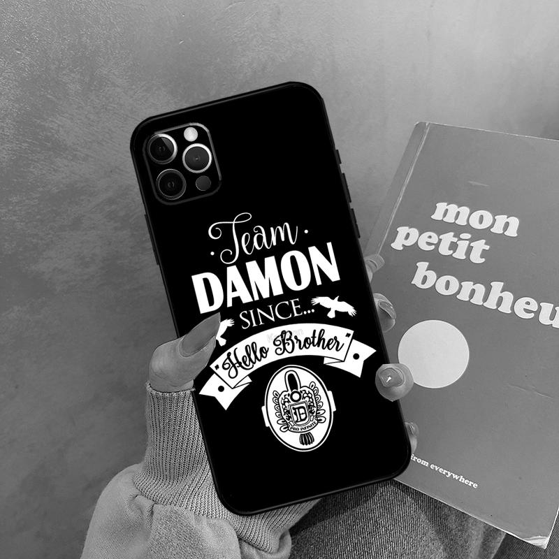 

Чехол Damon Дневники Вампира Для iPhone 17 Air 13 16 15 11 12 14 Pro Max 13 mini XR 15 16 Plus 16e Задняя Крышка iPhone 13 Pro